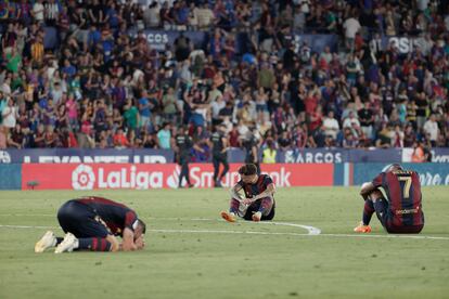 Los jugadores del Levante se lamentan por su derrota ente el Alavés, que les elimina la oportunidad de ascender a Primera División, este sábado en el estadio Ciutat de Valencia. 