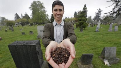 Katrina Spade, CEO da Recompose, empresa que pretende usar a compostagem como alternativa em vez de enterrar ou incinerar restos humanos.