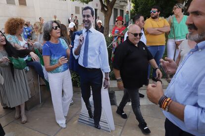 Una simpatizante se hace una fotografía con el cartel de Juanma Morero, en un acto electoral de campaña el sábado en Málaga.