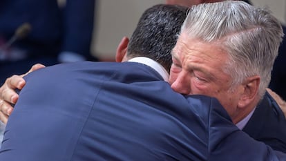 Alec Baldwin abraza a su abogado, Alex Spiro, segundos después de que la jueza desestimara su proceso.