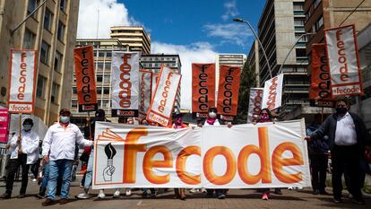 Miembros del sindicato de educadores 'Fecode' en una manifestación en Bogotá, Colombia.