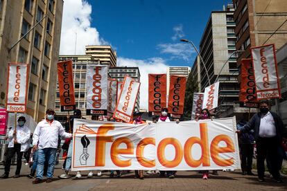 Miembros del sindicato de educadores 'Fecode' en una manifestación en Bogotá, Colombia.