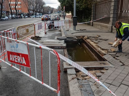 La rotura de una tubería de Canal de Isabel II a la altura de la ronda de Toledo sobre las dos de la tarde ha dejado sin agua a los hogares de distintos barrios del centro de Madrid, como La Latina, Acacias o Lavapiés, el pasado 27 de enero de 2023.