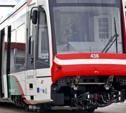 Un vehículo en la nueva planta de Stadler en Valencia.