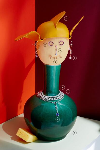 <br><b>Esta cara
es una joya</b><br>
1. Sombrero con forma
de alas en napa de Loewe.
950 euros. 2. Pendientes
(ojos) realizados en oro
blanco con rubíes de
Suarez. 12.600 euros.
3. Pendiente (nariz) de
flores con zafiros azules
de Durán. 2.940 euros.
4. Gemelos (boca) de
nudo en oro de Tiffany
& Co. 3.950 euros.
5. Pendientes (orejas) de
oro rosa y perla de Isidoro
Hernandez. 2.400 euros.
6. Gargantilla en oro
blanco de la colección
Bouquet de Durán.
Consultar precio de venta.
7. Collar realizado en oro
blanco con diamantes de
Suarez. Consultar precio
de venta. 8. Collar con
piedra tanzanita central y
diferentes piedras de color
de Wempe. Consultar
precio de venta. 9. Jarrón
de Guáimaro. 200 euros.