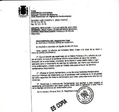 El documento con la orden del juez. Pedraz ordenó por escrito a la forense que examinase 'in situ' al preso el 17 de agosto.
