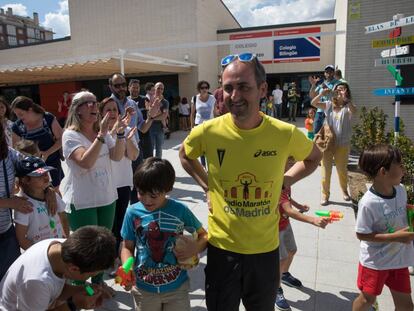 El director del colegio Blas de Lezo, Javier Montellano, recibe el cariño de los padres y alumnos.