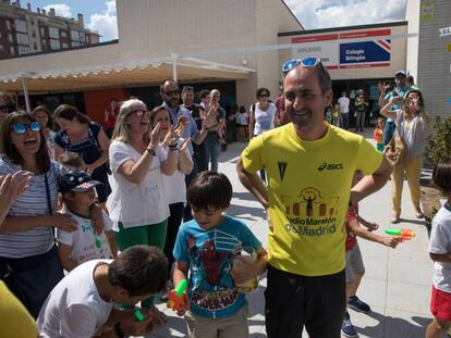 El director del colegio Blas de Lezo, Javier Montellano, recibe el cariño de los padres y alumnos.