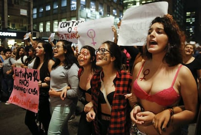 Mujeres protestan en São Paulo contra las violaciones.