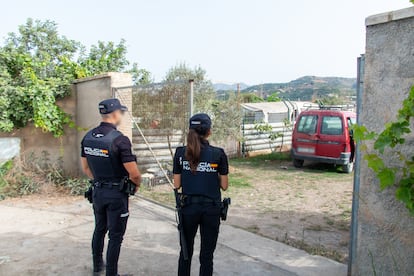 Agentes de la policía en el lugar donde fue hallado el cadáver de Irene en Motril (Granada), en una imagen del pasado viernes.