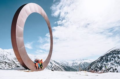 La escultura 'Arcalís 91' en la pista Megaverda de Ordino Arcalís, cuyos 8,5 kilómetros de baja dificultad la convierten en la más larga de la estación andorrana.