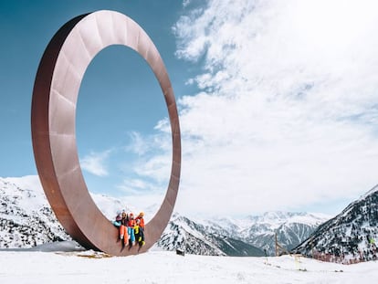 La escultura 'Arcalís 91' en la pista Megaverda de Ordino Arcalís, cuyos 8,5 kilómetros de baja dificultad la convierten en la más larga de la estación andorrana.