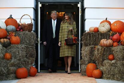 Donald y Melania Trump participan en el famoso "truco o trato" de Halloween de la Casa Blanca.