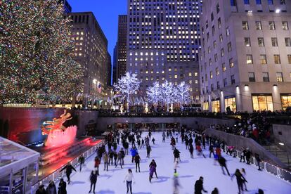 Vista nocturna de la pista de patinaje sobre hielo en el Rockefeller Center.