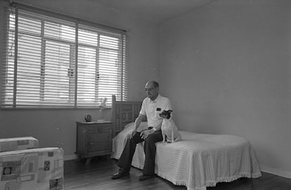 O diretor Luis Buñuel, sentado na cama de seu quarto em sua casa do México DF, em uma imagem de 1977.