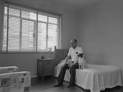 O diretor Luis Buñuel, sentado na cama de seu quarto em sua casa do México DF, em uma imagem de 1977.