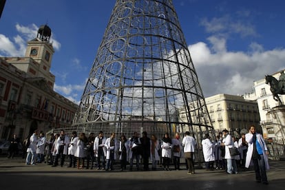 Dentro del amplio programa de actos de protesta, a las doce de la mañana en la Puerta del Sol un grupo de médicos ha leído el juramento hipocrático, el que realizan cuando reciben la titulación.