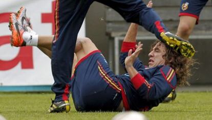 Puyol cae al suelo en un momento del entrenamiento.