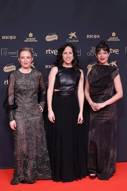 Maria del Puy Alvarado, Celia de Molina y Andrea Ros, productora, directora y guionista y protagonista de 'Cuarentena', cinta nominada en la categora de mejor cortometraje de ficcin. De Molina, con falda y top de Teresa Helbig y joyas de Suma Cruz.