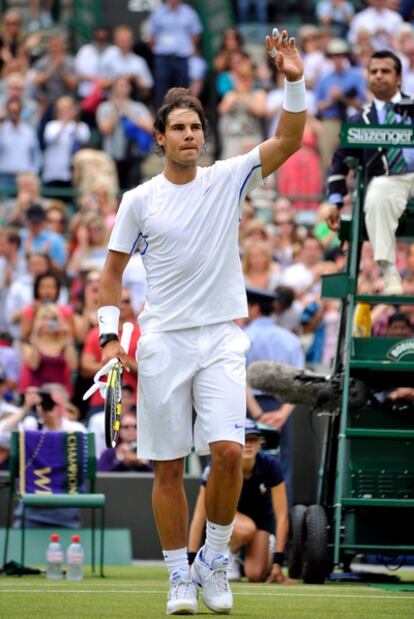 Nadal saluda a los espectadores en la pista 1 tras derrotar al luxemburgués Muller.