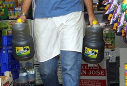 Retirada de aceite de orujo en Sevilla en 2001 tras la orden de Sanidad de inmovilizar ese producto.
/ ALEJANDRO RUESGA