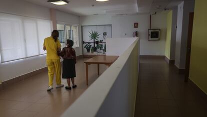 Una mujer coge del brazo a una trabajadora en una residencia de Toledo, en una imagen de 2022.