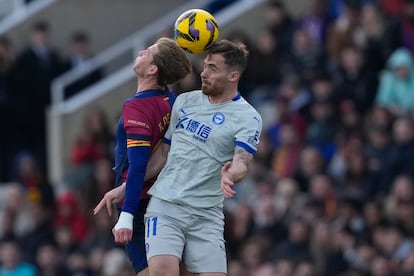 De Jong disputa el baln con Toni Martnez, en el duelo entre el Barcelona y el Alavs.