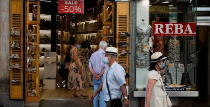 Comercio en las calles del centro de Madrid este lunes, en el que la Comunidad de Madrid estrena la nueva normalidad.