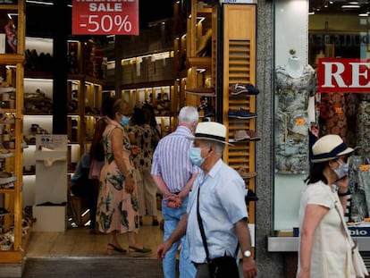 Comercio en las calles del centro de Madrid este lunes, en el que la Comunidad de Madrid estrena la nueva normalidad.