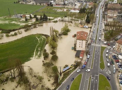 Vista aérea de la Avenida de Aróstegui del barrio pamplonés de Echavacoiz, parcialmente anegado.