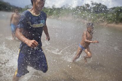 Unos niños juegan fútbol en el río Purus, en Ucayali, Perú.