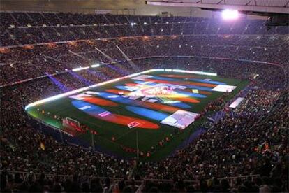 Alrededor de 100.000 espectadores abarrotaron anoche el Camp Nou para celebrar con la plantilla y los técnicos el título de Liga del Barça.