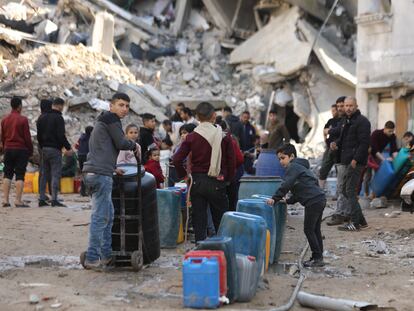 Un grupo de ciudadanos palestinos en el campo de refugiados de Yabalia (Gaza) este sábado.