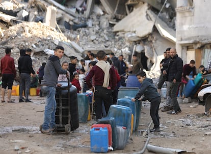 Un grupo de ciudadanos palestinos en el campo de refugiados de Yabalia (Gaza) este sábado.