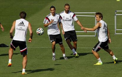 Di María, Benzema y Modric, en el entrenamiento del Madrid este lunes.
