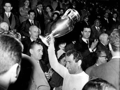 Francisco Gento sostiene la Copa de Europa después de la victoria por 2-1 del Real Madrid en la final contra el Partizan de Belgrado en 1966.