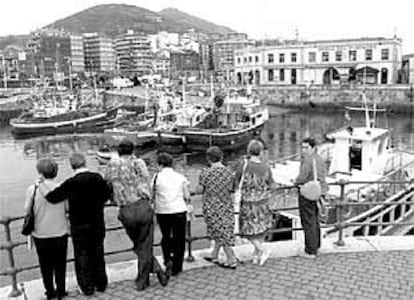 Paseantes el sábado en el puerto de Santurtzi.