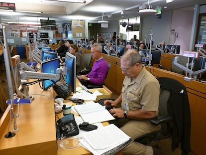 El interior del Centro de Control de las Enfermedades y la Prevenci&oacute;n de Atlanta, donde m&aacute;s de medio centenar de personas coordinan desde sus ordenadores la acci&oacute;n de los trabajadores sobre el terreno.