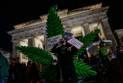 Un grupo de personas celebra en Berlín la legalización parcial del cannabis en Alemania el 1 de abril de 2024. 