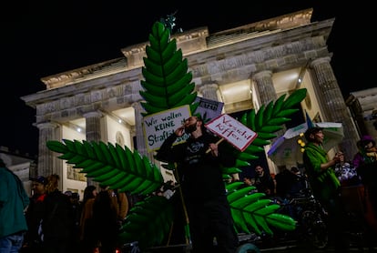 Un grupo de personas celebra en Berlín la legalización parcial del cannabis en Alemania el 1 de abril de 2024.