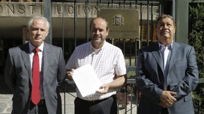 José Luis Martínez Guijarro (en el centro), en la presentación del recurso.