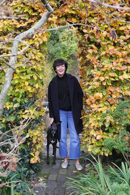 En el jardín con su perro, ‘Hugo’.