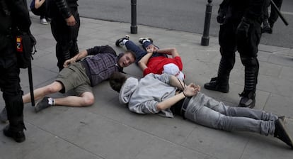 Policías detienen a varios aficionados tras los choques entre polacos y rusos en las calles de Varsovia.