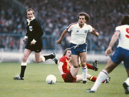 Ray Wilkins se lleva la pelota en un partido de Inglaterra contra Gales.