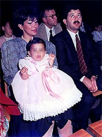 María Jesús Esteban y Walid Chikhani, con una de sus hijas, poco antes de separarse.