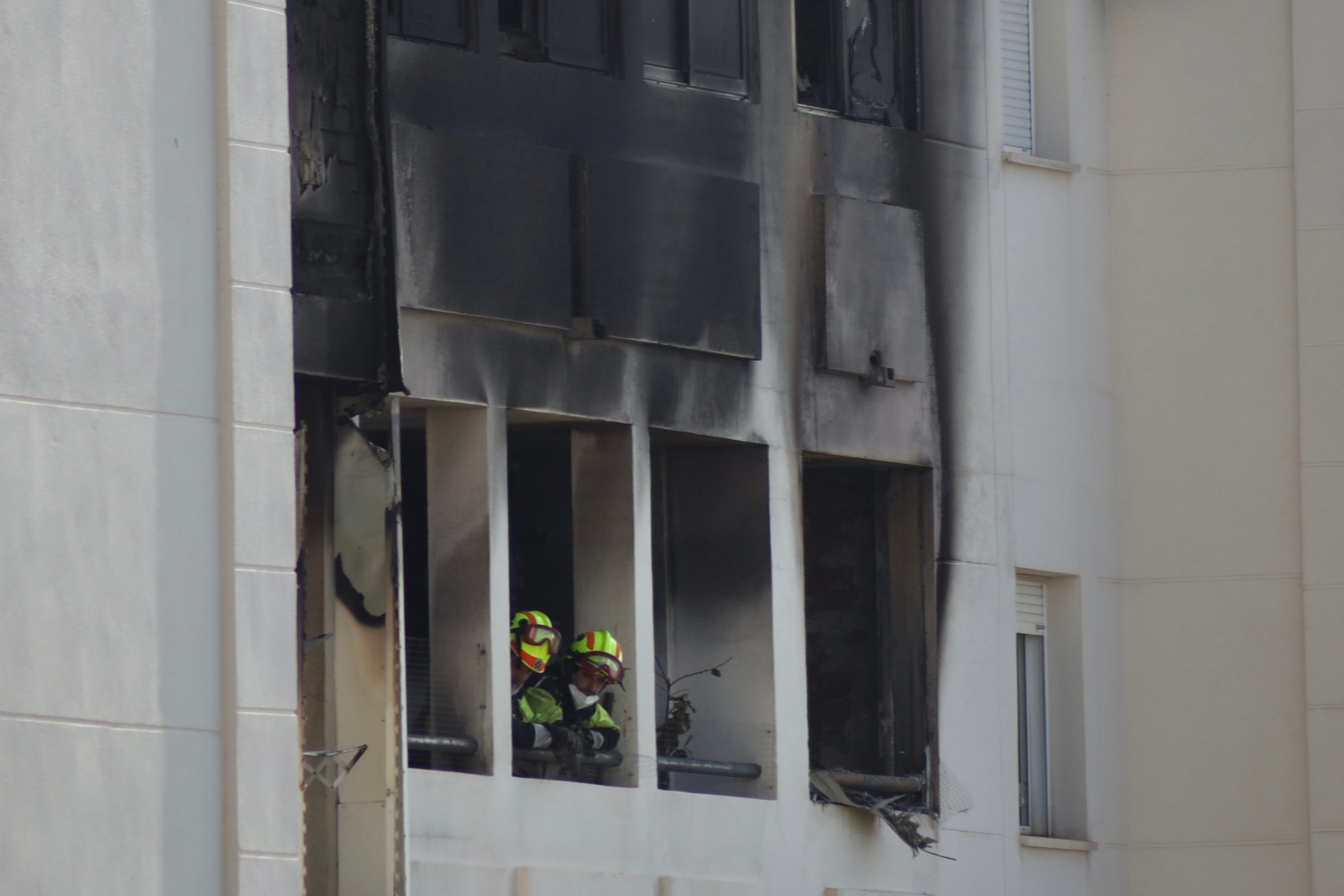 Fallecen dos menores de 10 y 15 años en el incendio de una vivienda en Benalmádena (Málaga)