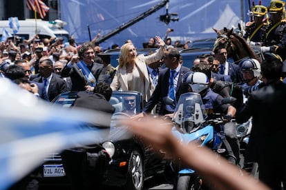 El nuevo presidente de Argentina, Javier Milei, va del Congreso a la Casa Rosada en un convertible, acompañado de su hermana y asesora, Karina, este 10 de diciembre.