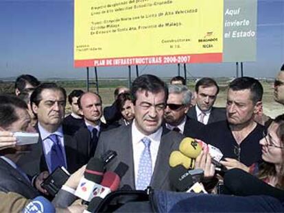 Francisco Álvarez-Cascos, ayer, en el punto donde se iniciarán las obras del AVE Bobadilla-Granada.