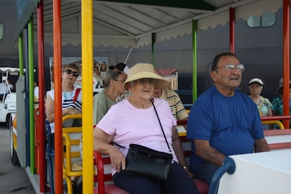 Comerciantes, taxistas, camareros... Toda la ciudad espera el regreso de los barcos. Muchos comercios han tenido que cerrar o abrir solo los fines de semana.