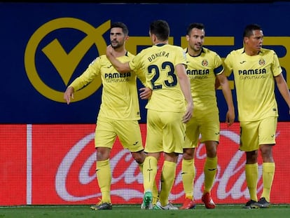 Los jugadores del Villarreal felicitan a Álvaro (izquierda), autor del 1-0 al Sevilla.
